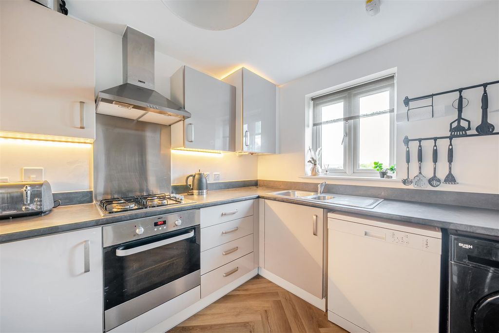 Property photo 3 of 16 Kitchen