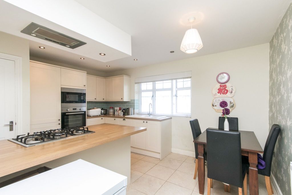 Property photo 2 of 9 Kitchen Breakfast