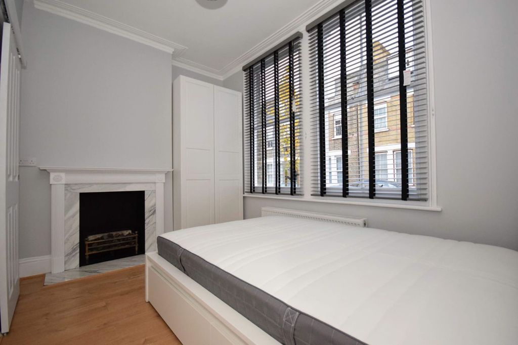 Property photo 1 of 7 Room 4