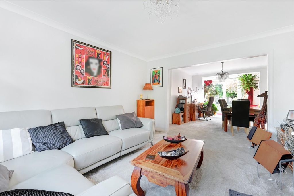 Property photo 2 of 16 Ewell Park Way (13).Jpg