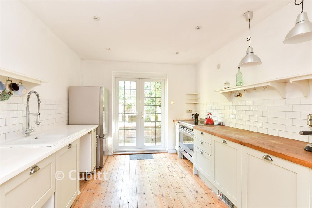 Property photo 3 of 19 Kitchen