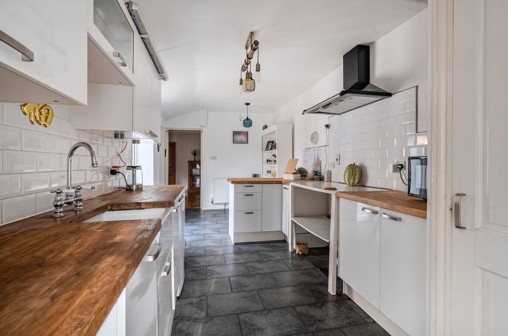 Property photo 2 of 17 1393493-6-694943E...