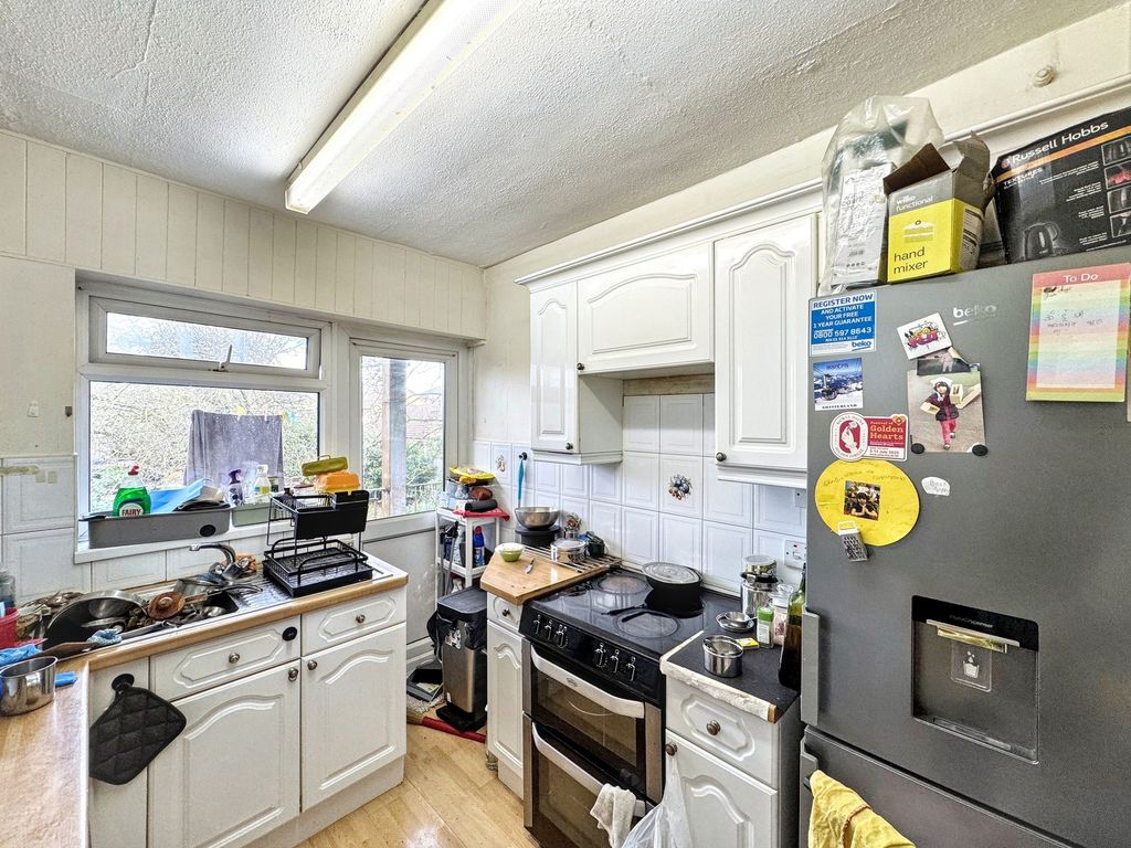 Property photo 2 of 10 Kitchen