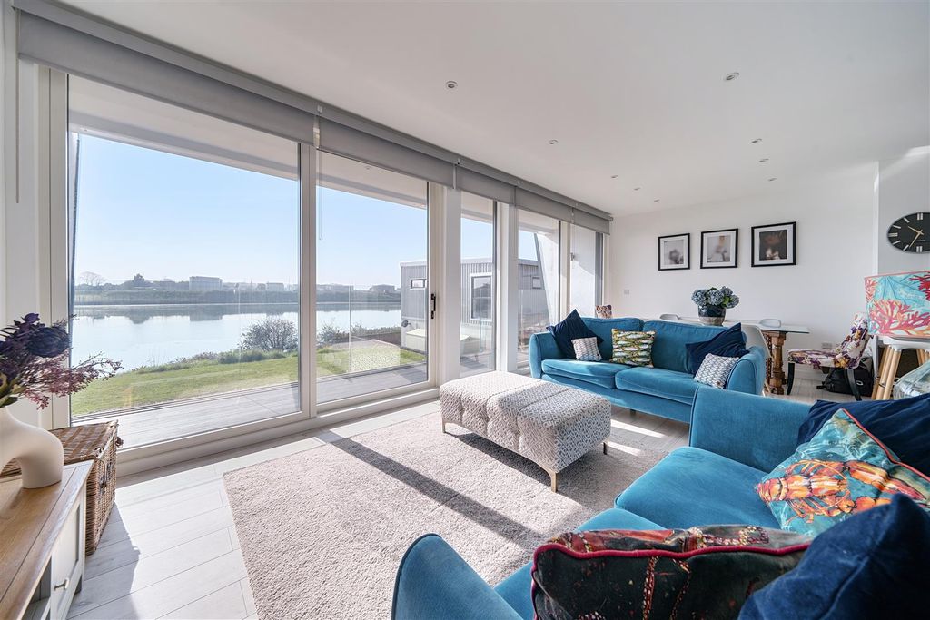 Property photo 3 of 19 Living Room