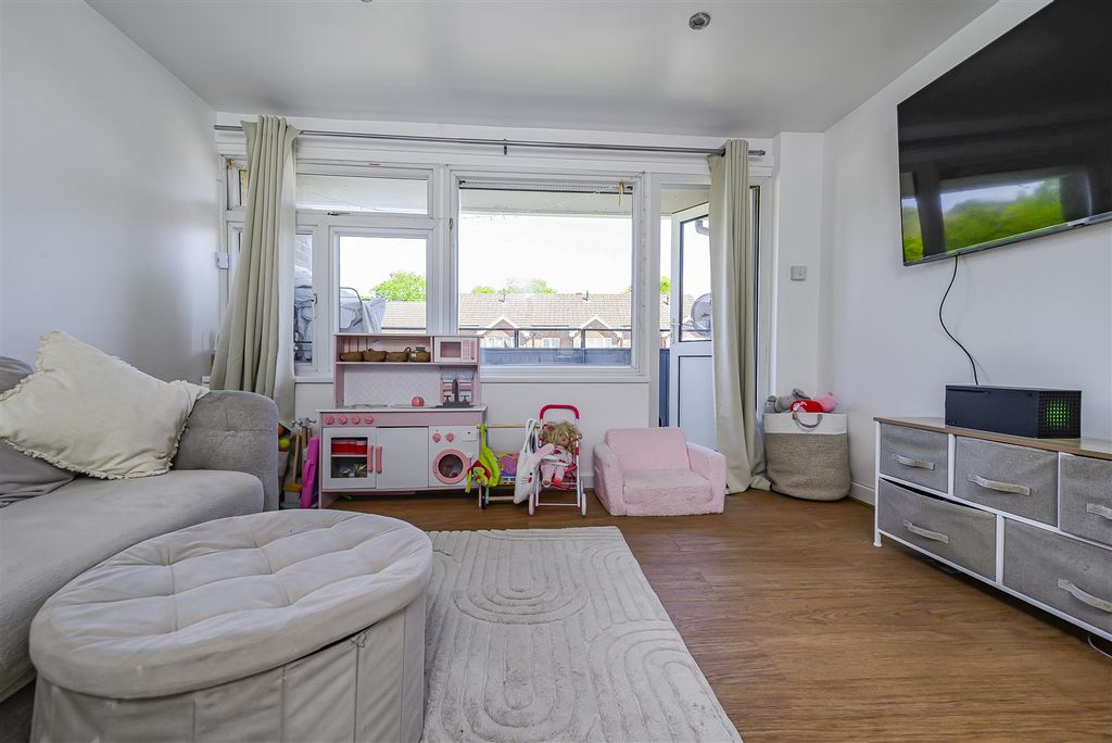 Property photo 2 of 10 Totton Walk, Havant-Porticomarketing-Nexa-10.Jpg