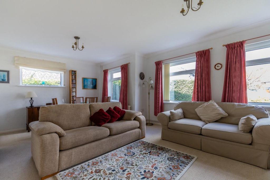 Property photo 3 of 20 Lounge