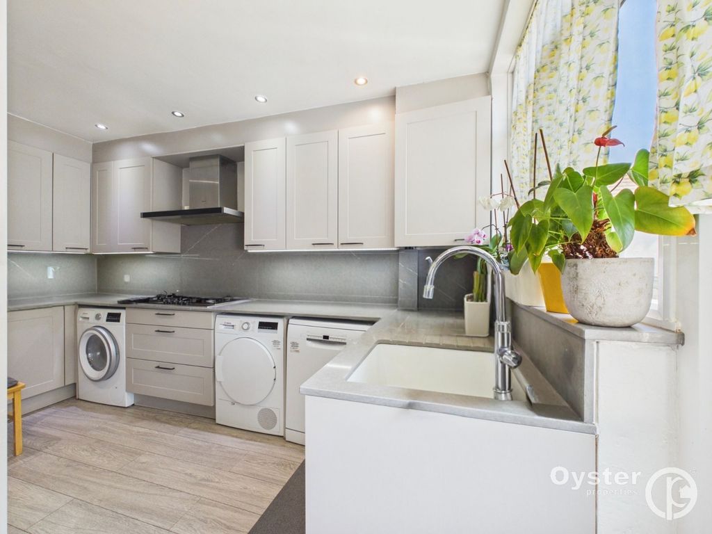 Property photo 3 of 17 Kitchen