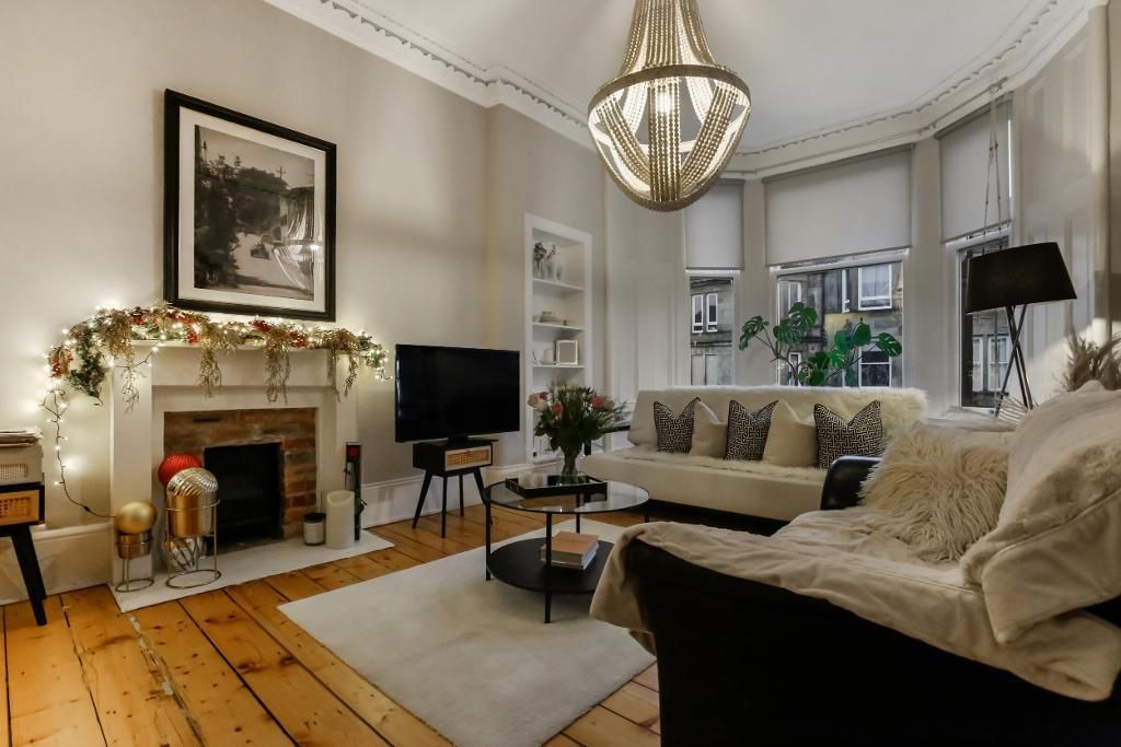 Property photo 2 of 19 Livingroom