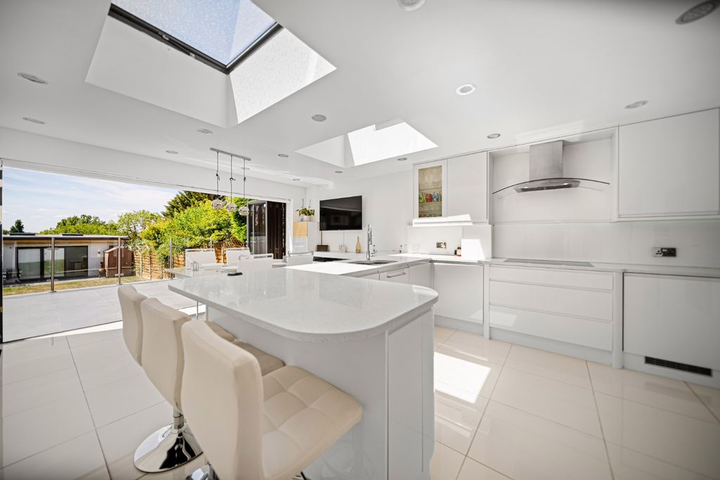 Property photo 2 of 26 4962352