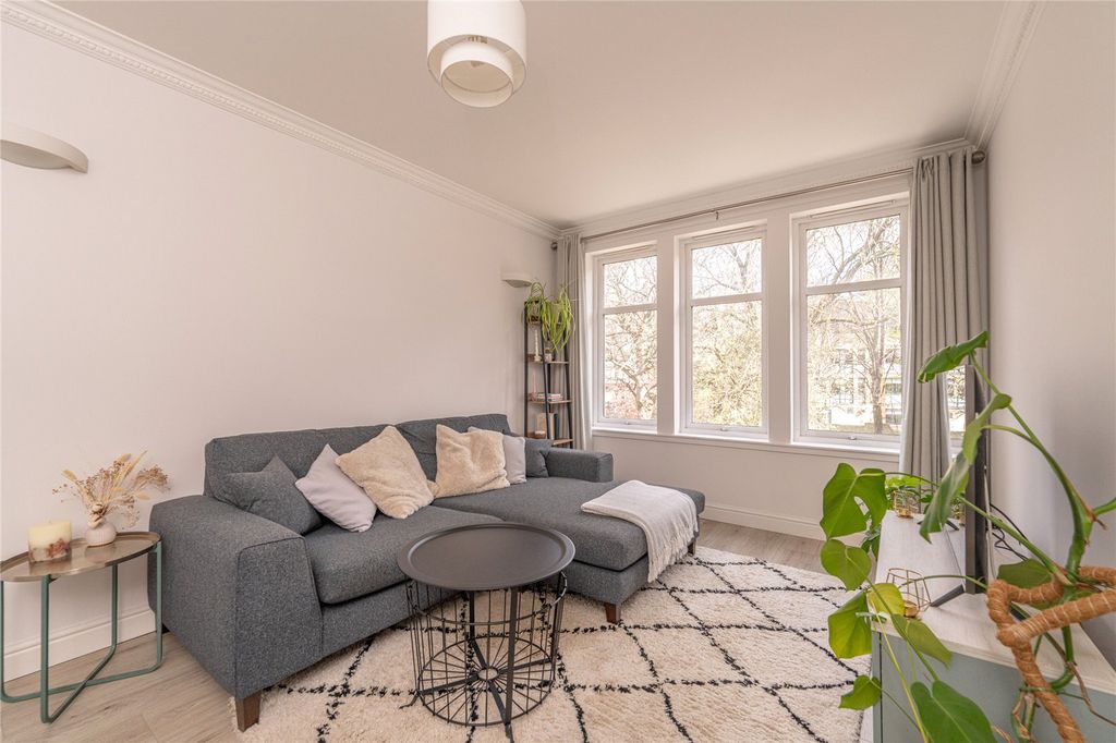 Property photo 3 of 24 Lounge Alt