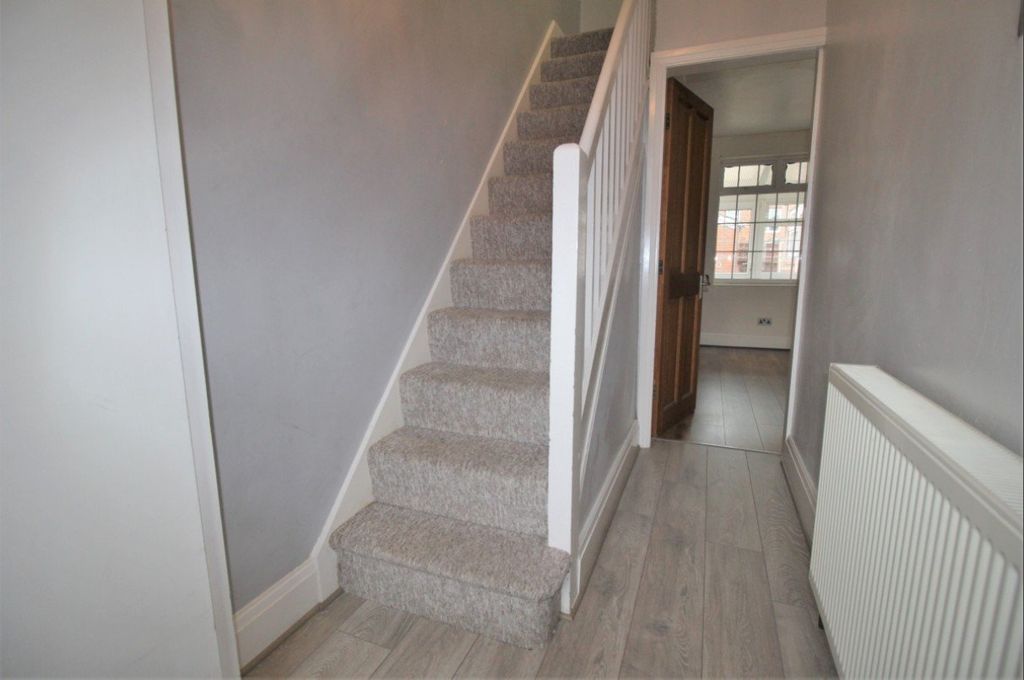 Property photo 2 of 11 Hallway