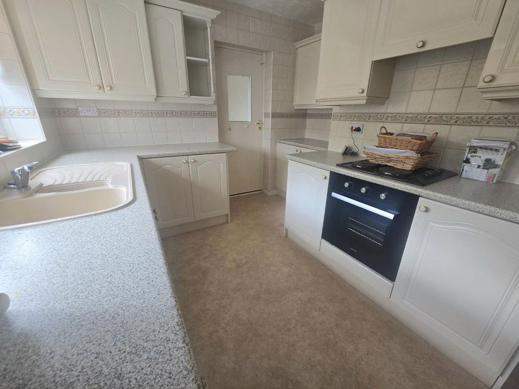 Property photo 3 of 11 Kitchen