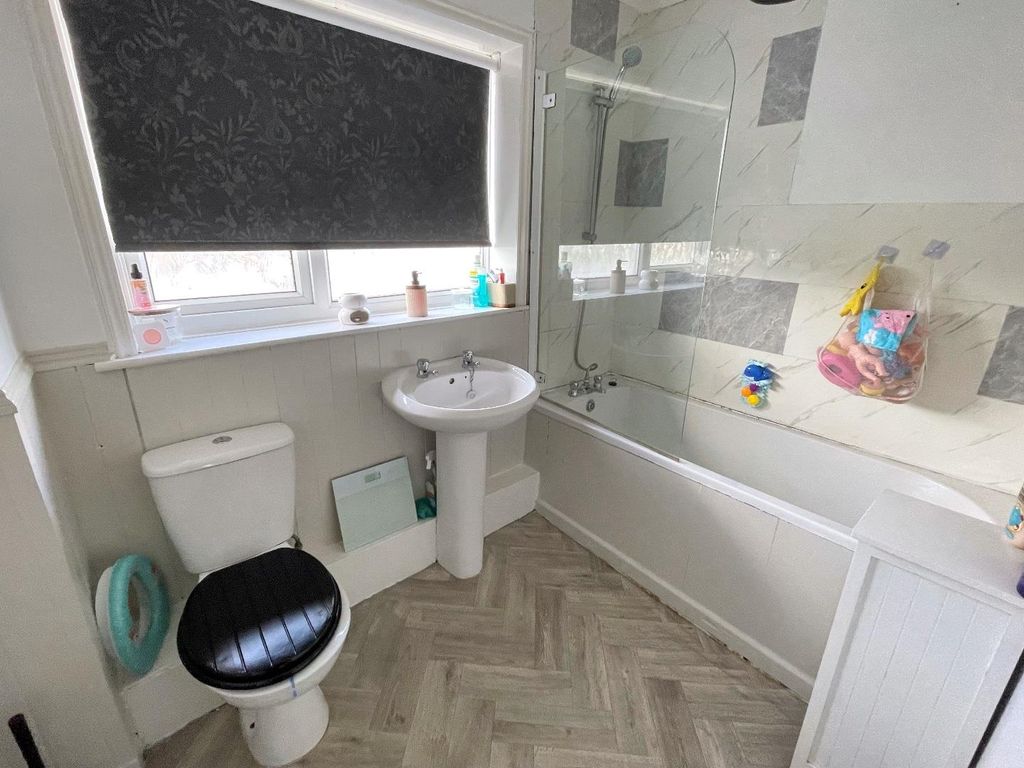 Property photo 2 of 11 Bathroom