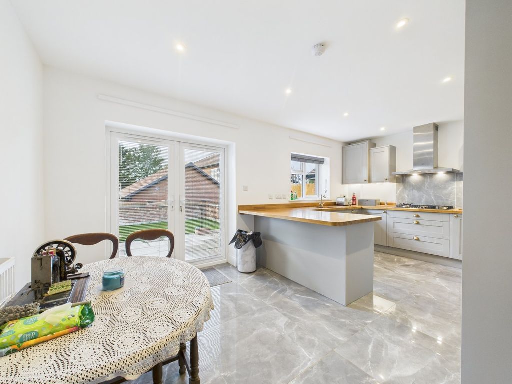 Property photo 2 of 15 Picture No. 11