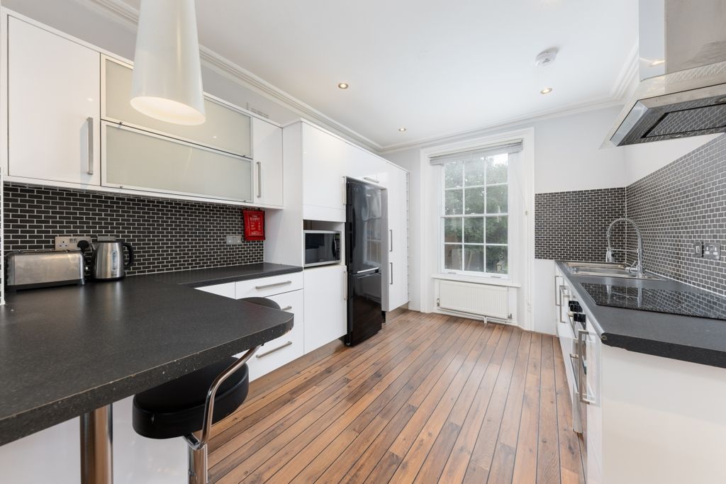 Property photo 3 of 12 Camden Road 282 T...