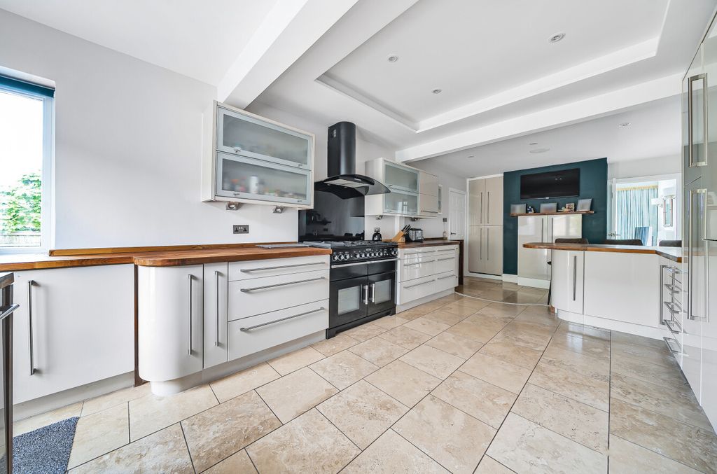 Property photo 3 of 17 Kitchen/Breakfast Rm