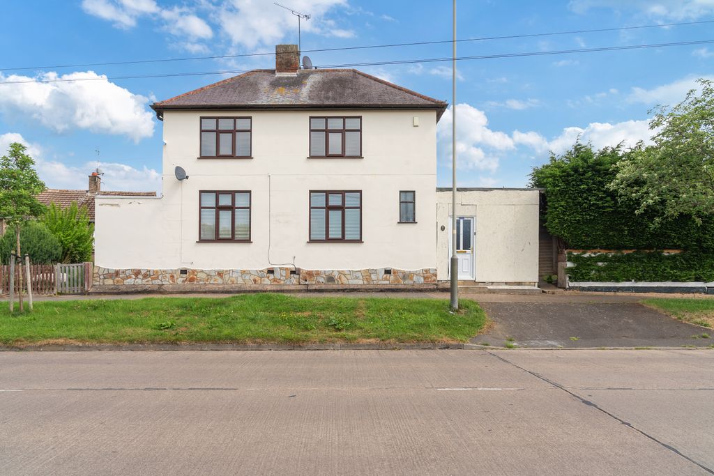 Property photo 1 of 22 Spacious 3-Bedroom Home In Le5 Â€“ Ideal For Families &amp; Groups | Free Parking &amp; Full Amenities