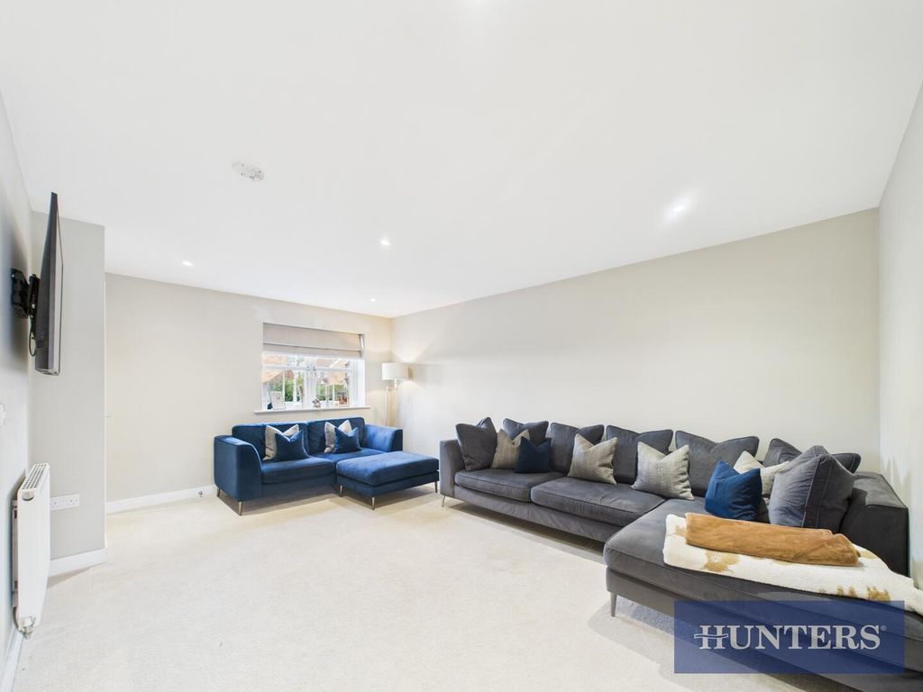 Property photo 3 of 19 Living Room