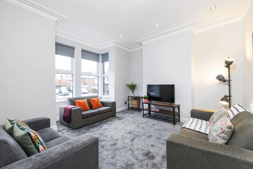 Property photo 2 of 14 Bright, Modern Living Room With Large Bay Window, ...