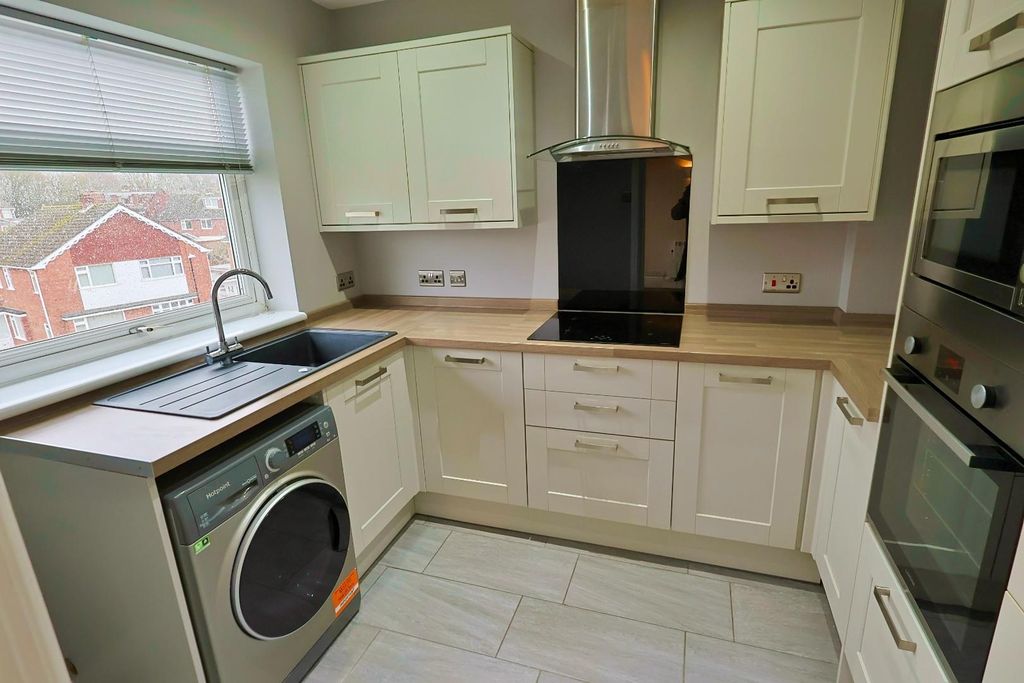 Property photo 3 of 10 Kitchen