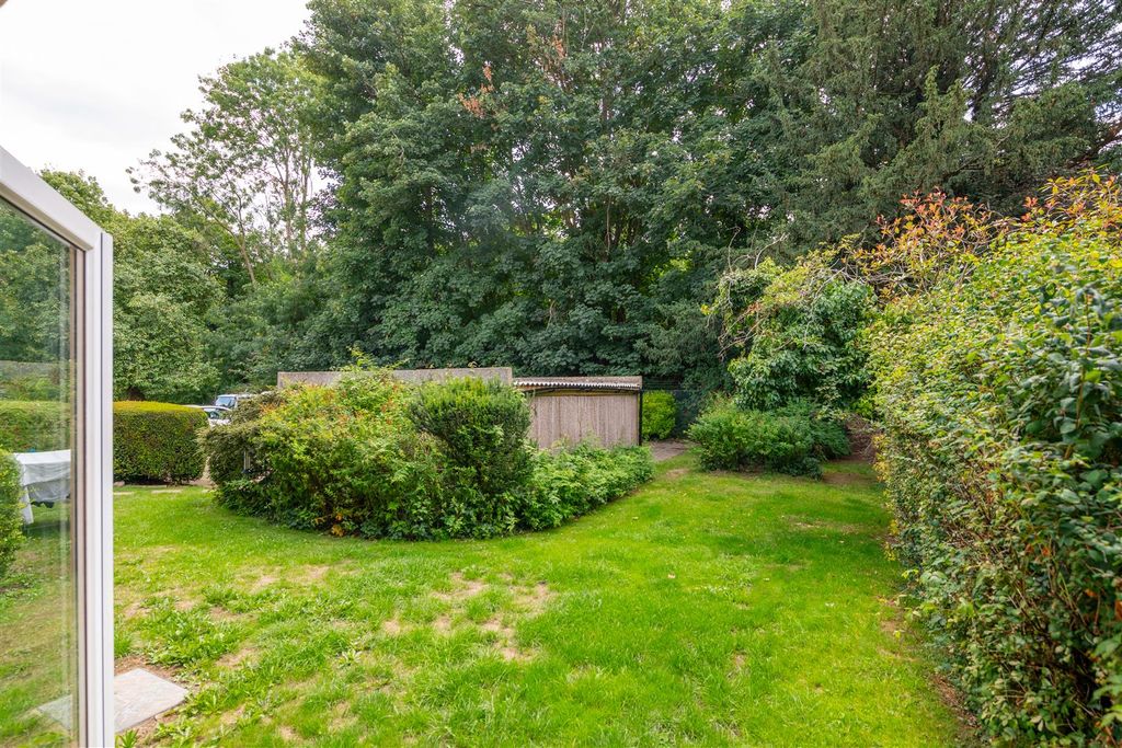 Property photo 1 of 16 72E Holmesdale Rd Externals-3.Jpg