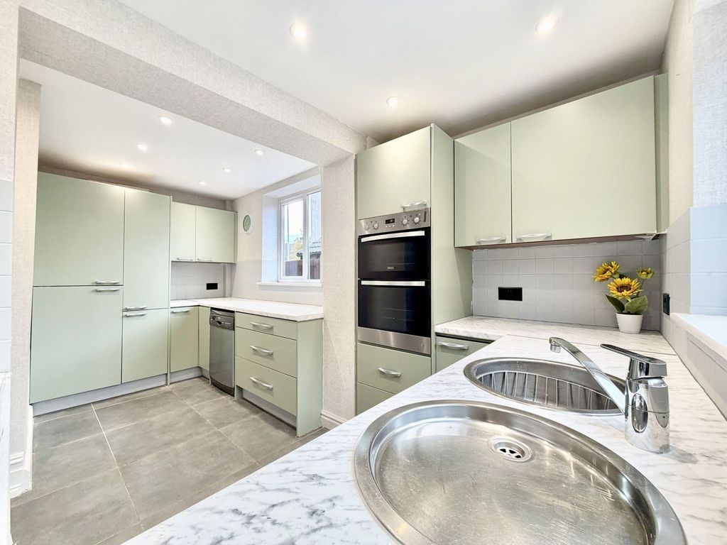 Property photo 2 of 28