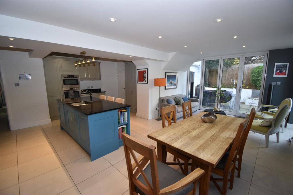 Property photo 3 of 24