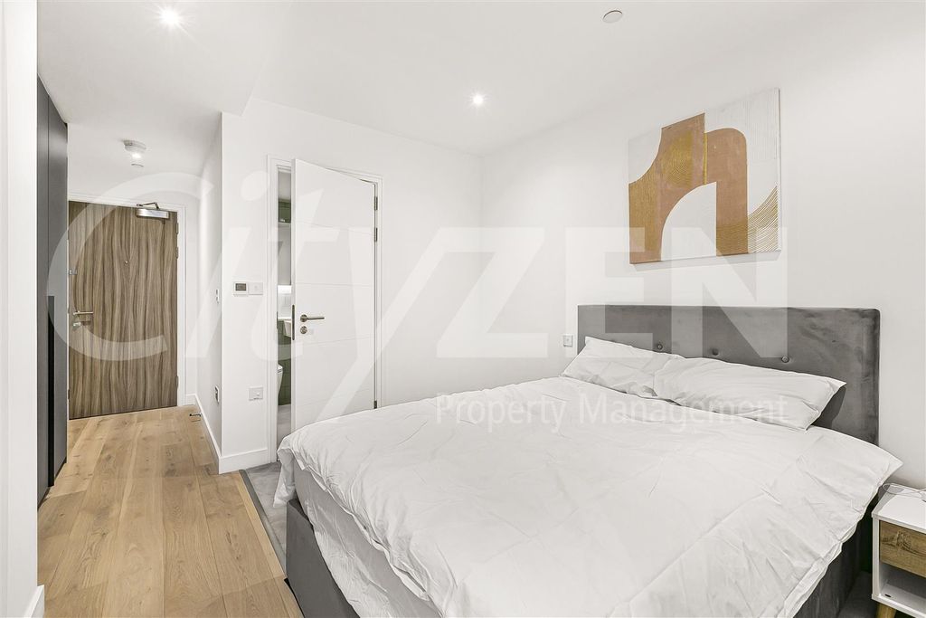 Property photo 2 of 32 Bedroom Area