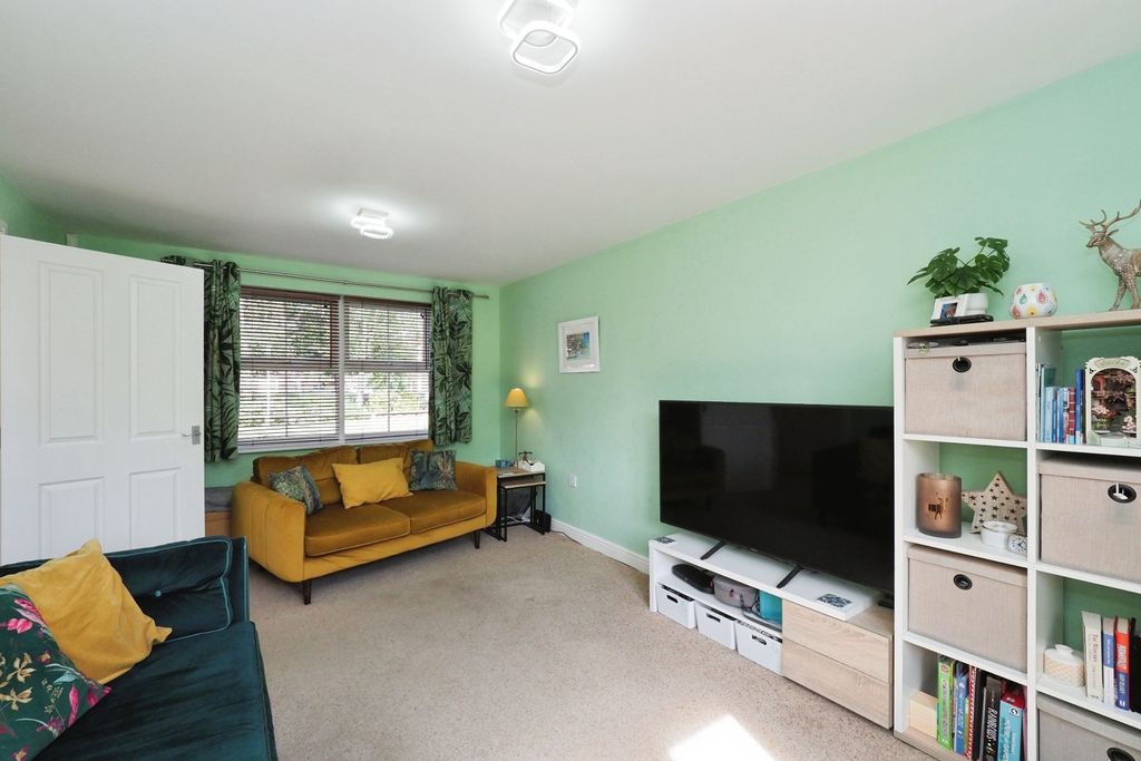 Property photo 2 of 19 Spacious And Airy Lounge