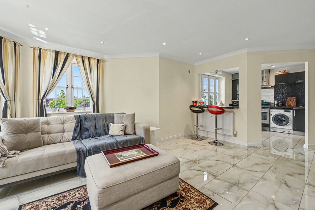 Property photo 1 of 14 Lovely Spacious 2 Bedroom, 2 Bathroom Flat With Living Space Of Approx 895 Sqft With Residence Parking.