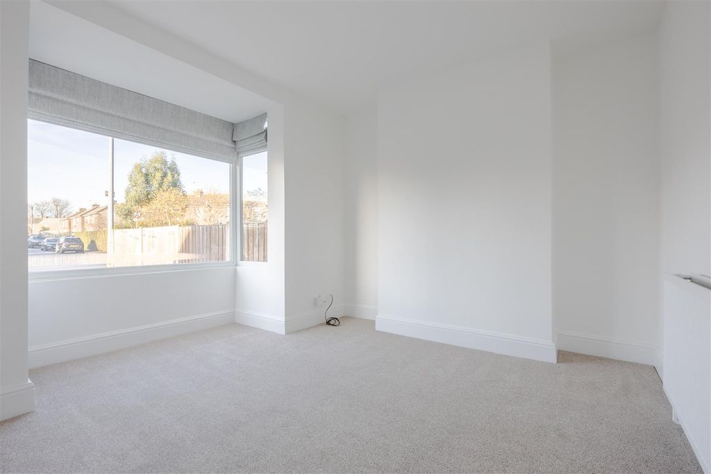 Property photo 2 of 11 Lounge