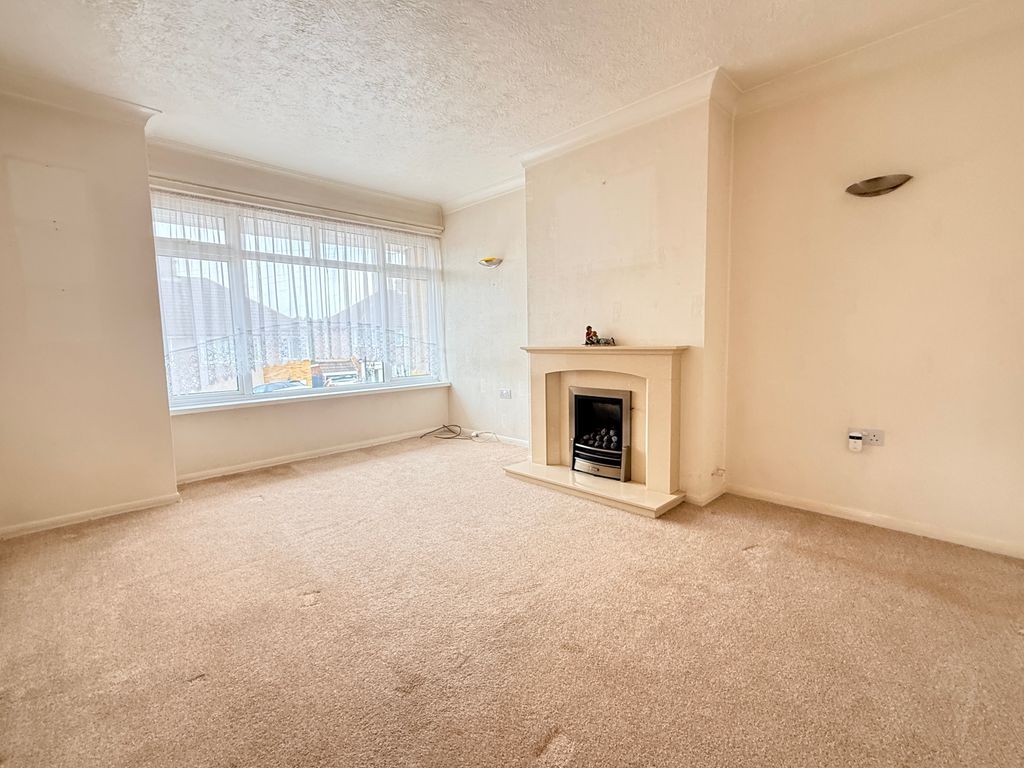 Property photo 3 of 13 Lounge