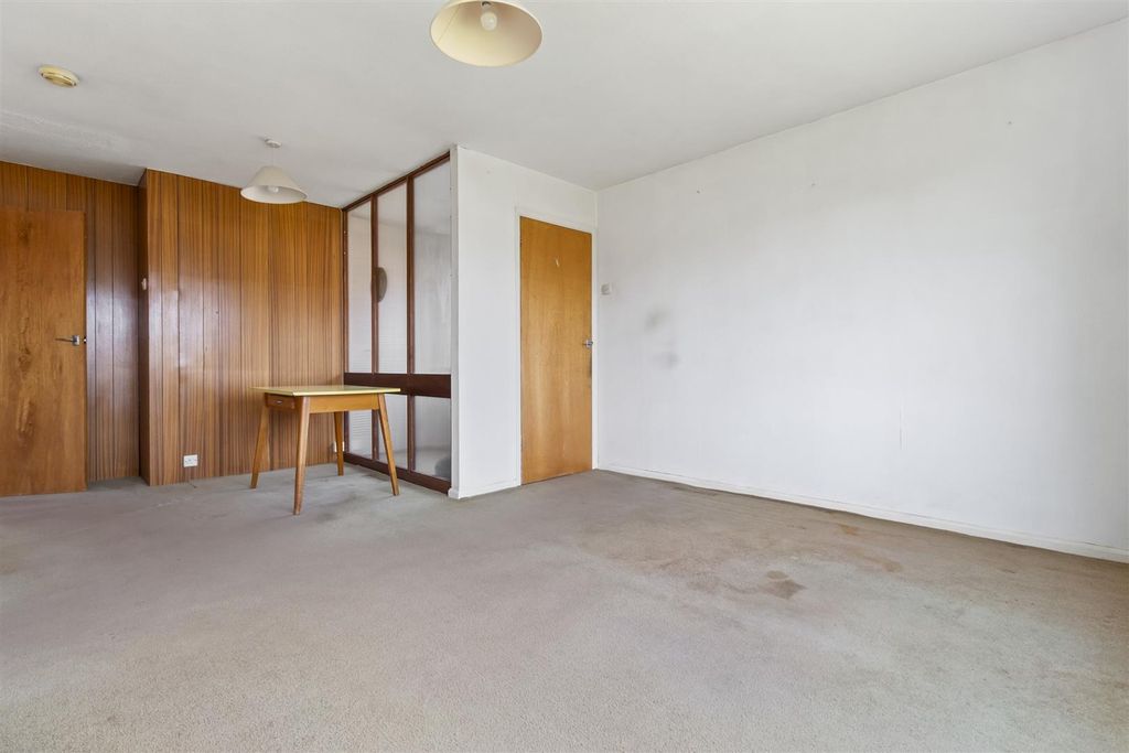 Property photo 3 of 15 Rockingham Close, 22-003.Jpg