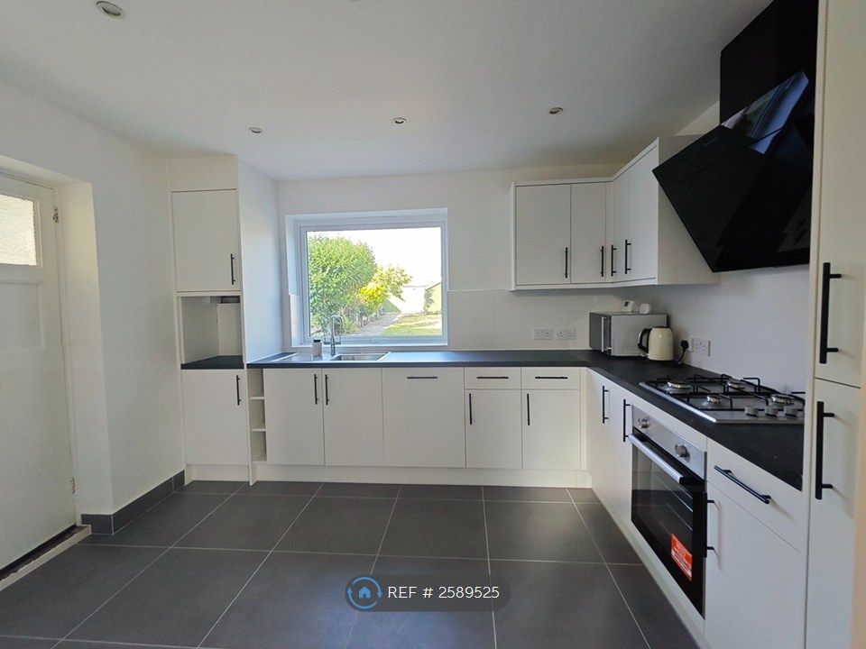 Property photo 3 of 12 Kitchen