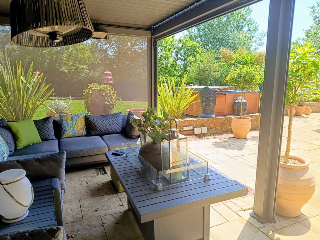 Property photo 2 of 32 Pergola Outlook