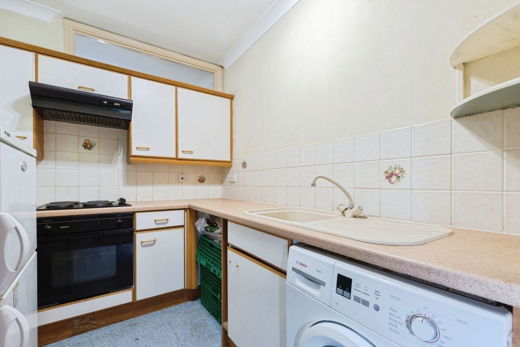 Property photo 3 of 18 Kitchen