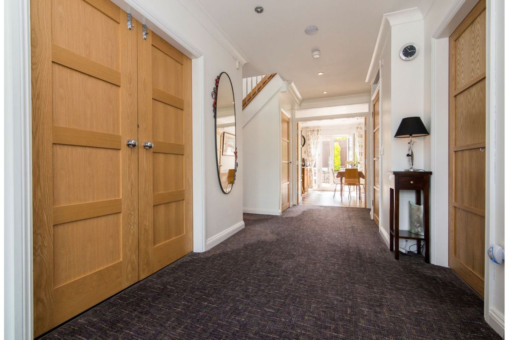 Property photo 3 of 37 Entrance Hall