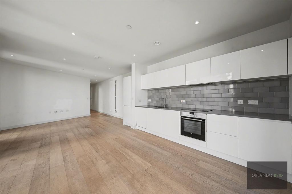Property photo 2 of 9 Flat 30, 3 Mercier Court E16 2Jw-3.Jpg
