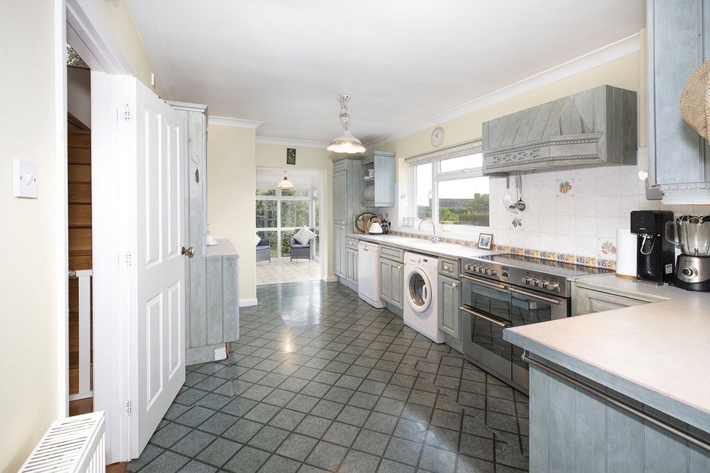 Property photo 3 of 11 Kitchen