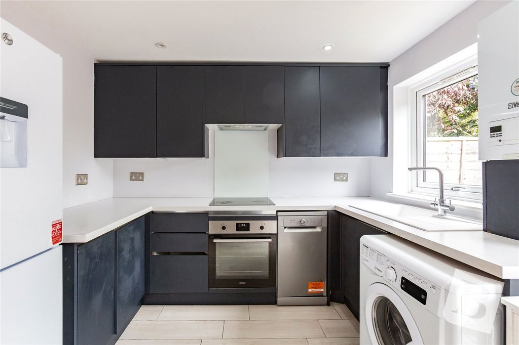 Property photo 3 of 11 Kitchen