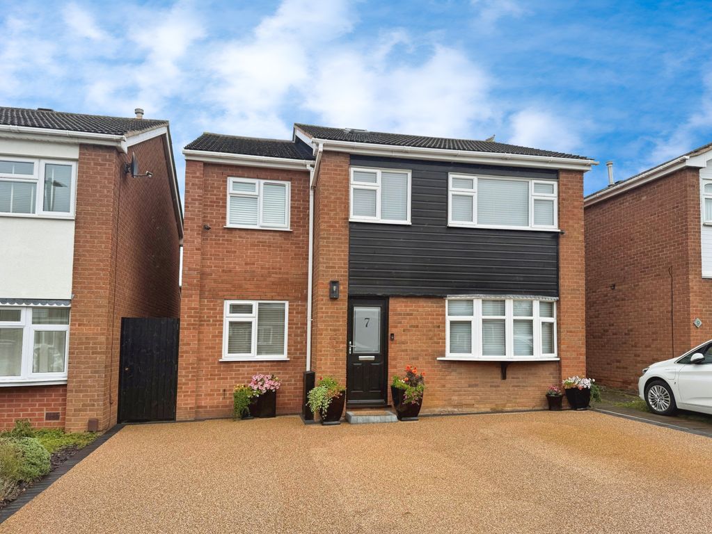 Property photo 1 of 18 Saddlers Close, Burbage