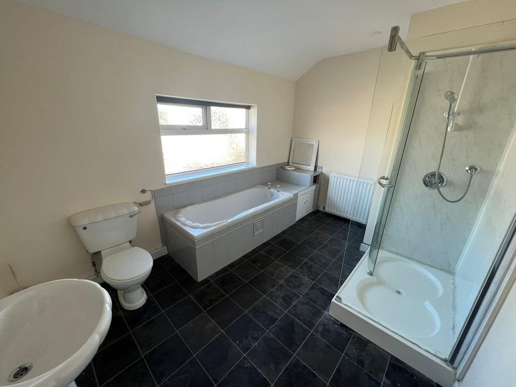 Property photo 2 of 10 Bathroom 77 Ladysmit