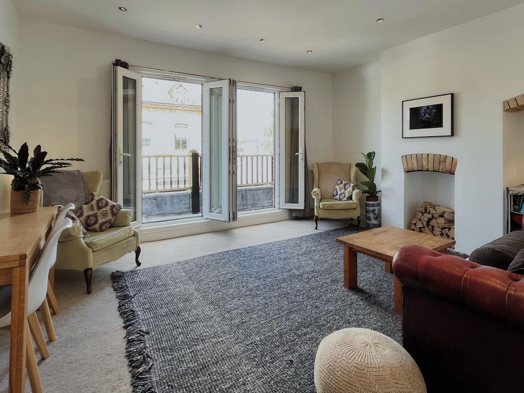 Property photo 1 of 21 Lounge