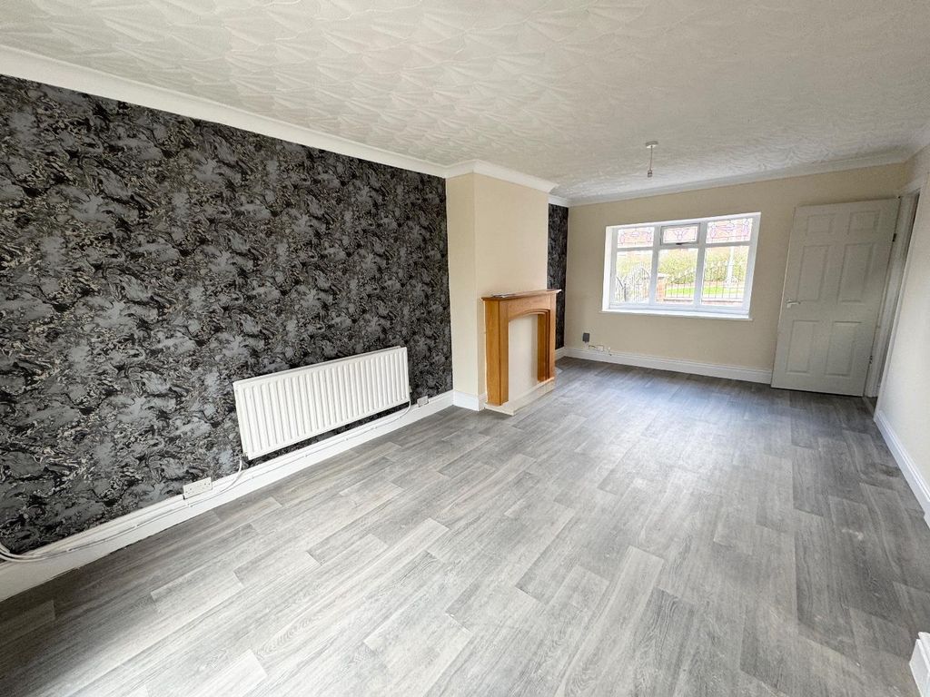 Property photo 3 of 10 Lounge / Dining Area