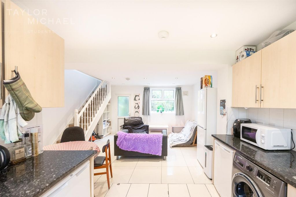 Property photo 2 of 13 Kitchen / Living Room