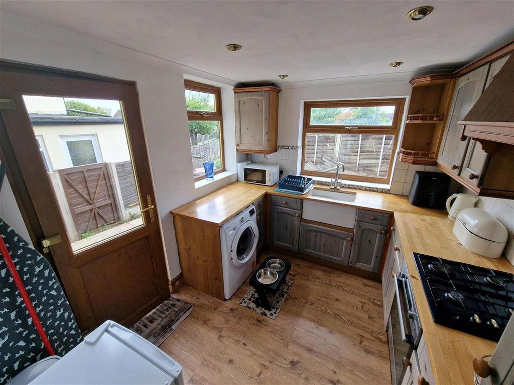 Property photo 2 of 10 Kitchen