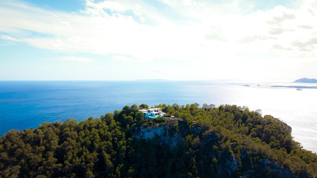 Property photo 1 of 32