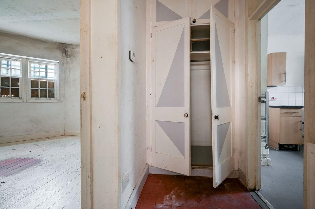 Property photo 2 of 7 Entrance Hall