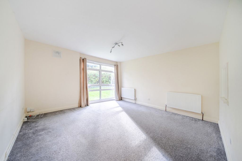 Property photo 3 of 19 1374485-10-6900Ba...