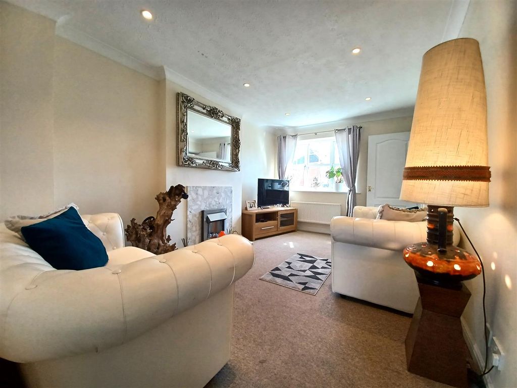 Property photo 3 of 8 Lounge